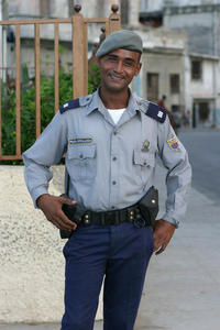 Policía cubano sonriente Policía cubano sonriente
