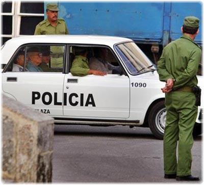 Policias cubanos detienen a opositores Policias cubanos detienen a opositores