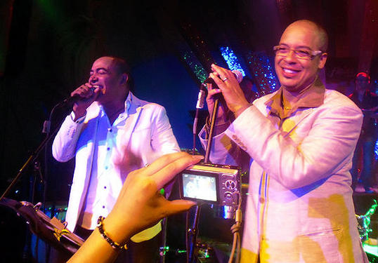 Issac Delgado (dcha.), con Manolín, El Médico de la Salsa, el 2 de agosto de 2009 en Madrid. (MS)