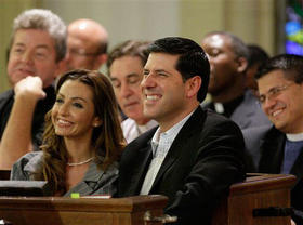 El padre Alberto Cutié y su novia Ruhama Buni Canellis en la Catedral Episcopal de la Trinidad, en Miami, el jueves 28 de mayo de 2009. (AP) El padre Alberto Cutié y su novia Ruhama Buni Canellis en la Catedral Episcopal de la Trinidad, en Miami, el jueves 28 de mayo de 2009. (AP)