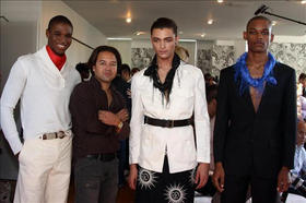 El diseñador Alvin Valley (segundo, izq.) posa junto modelos, en el lanzamiento de su nueva colección Primavera 2010. Nueva York, Estados Unidos, 14 de septiembre de 2009. (EFE) El diseñador Alvin Valley (segundo, izq.) posa junto modelos, en el lanzamiento de su nueva colección Primavera 2010. Nueva York, Estados Unidos, 14 de septiembre de 2009. (EFE)