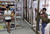 Curiosos miran las mercancías de una tienda en Santiago de Cuba. 30 de diciembre de 2008. (AFP)
