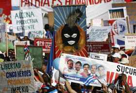 Manifestación del primero de mayo en La Habana, en 2009. (REUTERS) Primero de mayo en La Habana. (REUTERS)