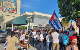 Miembros de la comunidad cubana en Miami manifiestan su rechazo al gobierno de la Isla