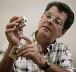 Oswaldo Payá muestra los micrófonos colocados en su casa por el régimen en 2004 Oswaldo Payá muestra los micrófonos colocados en su casa por el régimen en 2004