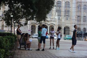 Jóvenes estudiantes cubanos