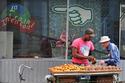 Un hombre vende frutas y vegetales en una carretilla en La Habana