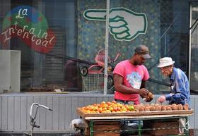 Un hombre vende frutas y vegetales en una carretilla en La Habana