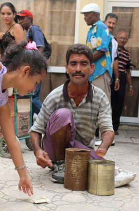 Niña cubana deja limosna a mendigo en la Isla