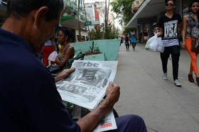 Cubano lee una publicación con la noticia del viaje del presidente Obama, en La Habana, Cuba