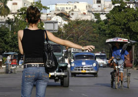Intentando parar un taxi en La Habana. (REUTERS)