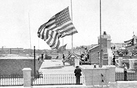 Momento en que desciende la bandera de Estados Unidos, para ser izada la cubana, el 20 de mayo de 1902