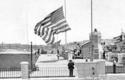 Momento en que desciende la bandera de Estados Unidos, para ser izada la cubana, el 20 de mayo de 1902 Momento en que desciende la bandera de Estados Unidos, para ser izada la cubana, el 20 de mayo de 1902