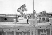 Momento en que desciende la bandera de Estados Unidos, para ser izada la cubana, el 20 de mayo de 1902 Momento en que desciende la bandera de Estados Unidos, para ser izada la cubana, el 20 de mayo de 1902