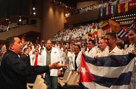 El presidente venezolano, Hugo Chávez y un grupo de médicos cubanos