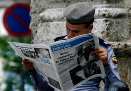 Un policía lee 'Juventud Rebelde', el 18 de junio de 2008 Un policía lee 'Juventud Rebelde', el 18 de junio de 2008