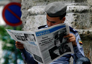 Un policía lee 'Juventud Rebelde', el 18 de junio de 2008 Un policía lee 'Juventud Rebelde', el 18 de junio de 2008
