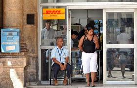 Un empleado estatal custodia la puerta de una oficina de correos en La Habana, en esta foto de archivo de septiembre de 2010. EFE 