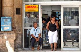 Un empleado estatal custodia la puerta de una oficina de correos en La Habana, en esta foto de archivo de septiembre de 2010. (EFE) Un empleado estatal custodia la puerta de una oficina de correos en La Habana, en esta foto de archivo de septiembre de 2010. EFE