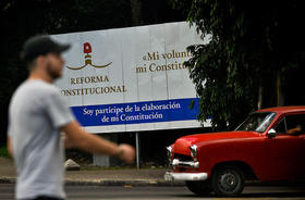 Una valla alegórica a la reforma de la Constitución de Cuba, en una calle de La Habana, el 13 de noviembre de 2018