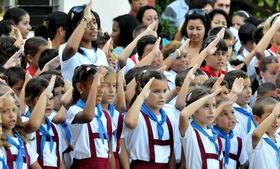 Estudiantes saludan la bandera y cantan el himno nacional el lunes 5 de septiembre de 2011, durante el acto de inauguración del curso escolar 2011-2012 en un centro educativo de La Habana (Cuba)