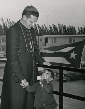 Boza Masvidal con niño refugiado cubano en 1963