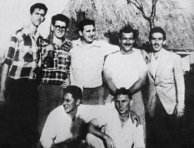 De izquierda a derecha: Ñico López, Abel Santamaría, Fidel Castro, persona no identificada, José Luis Tasende, Mario Hidalgo-Gato y Ernesto Tizol