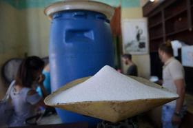 Azúcar francesa a la venta por la «libreta» en una bodega de La Habana, el 9 de octubre de 2018