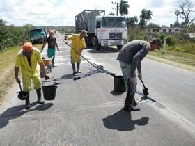 Reparaciones en la Carretera Central, Cuba, en esta foto de archivo