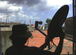 Un ciudadano orienta su antena parabólica en La Habana. (EL PAÍS)
Un ciudadano orienta su antena parabólica en La Habana. (EL PAÍS)