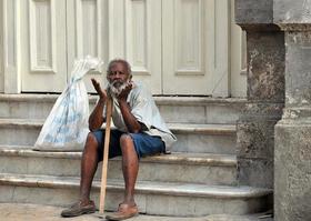 Un anciano permanece sentado en las escaleras del Gran Teatro de La Habana, el martes 25 de octubre de 2011.EFE  