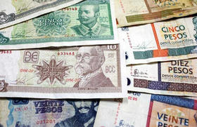 Diversos billetes de banco en Cuba