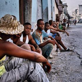 Cubanos en una calle de la Isla