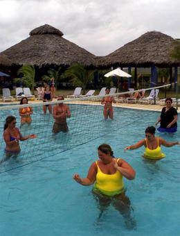 Turistas extranjeros en un complejo hotelero de la Isla Turistas extranjeros en un complejo hotelero de la Isla