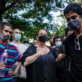 La artista cubana Tania Bruguera, al centro, participa en una protesta frente al Ministerio de Cultura para mostrar solidaridad con los artistas disidentes