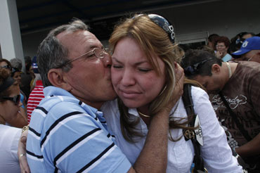 Un hombre recibe a su sobrina a su llegada al aeropuerto internacional José Martí de La Habana (Cuba), procedente de Miami (EEUU), en esta foto de archivo