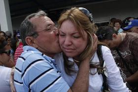 Un hombre recibe a su sobrina a su llegada al aeropuerto internacional José Martí de La Habana (Cuba), procedente de Miami (EEUU), en esta foto de archivo