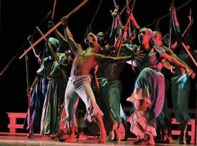 Bailarines del conjunto Folklórico Nacional interpretan la obra “Apalencado”, el sábado 20 de agosto de 2011, en la gala cultural en el Gran Teatro de La Habana por los 50 años de la Unión de Escritores y Artistas de Cuba (UNEAC)