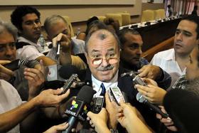 El Fiscal General de la República de Cuba Darío Delgado Cura (c) conversa con periodistas el miércoles 9 de noviembre, en la inauguración del "V Encuentro Internacional sobre la sociedad y sus retos frente a la corrupción" en La Habana, (Cuba)