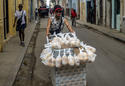 Un vendedor de pan empuja su carrito por una calle de La Habana