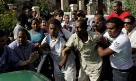 Cubano de la raza negra es conducido por la policía política, el 10 de diciembre de 2009, día internacional de los derechos humanos