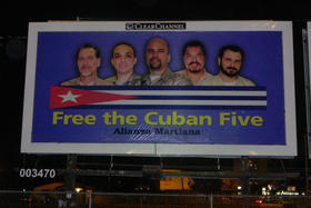 Cartel colocado en Miami por la organización Alianza Martiana, para pedir la libertad de los espías cubanos condenados en Estados Unidos. Luego fue retirado