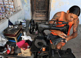 Un zapatero por cuenta propia en La Habana