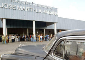 Llegada de cubanoamericanos. Terminal 2 del aeropuerto José Martí. (AP)