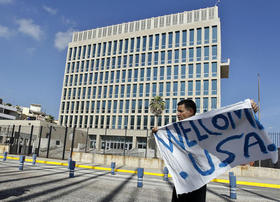 Un hombre sostiene una pancarta frente a la embajada de Estados Unidos en La Habana