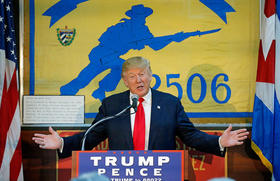 Donald Trump durante su visita a la sede de la Brigada 2506 en Miami, 2016