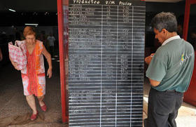 Un cubano observa una lista de precios de los alimentos en esta foto de archivo