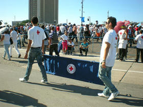 Camilleros de la Cruz Roja cubana antes del inicio de la misa que ofreció el Papa en la Plaza de la Revolución en La Habana