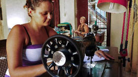 Una mujer trabaja como costurera por cuenta propia en La Habana, en esta foto de archivo