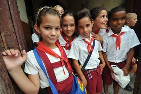 Un grupo de niños cubanos, estudiantes de una escuela primaria en la ciudad de Santa Clara, en esta foto de archivo de mayo de 2010